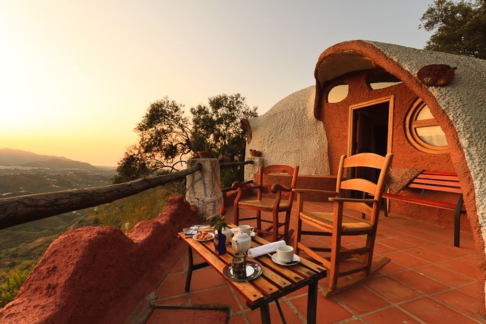 En Torrox, Málaga, se sitúa el hotel rural Los Caracoles. Tal y como su nombre indica cada habitación está inspirada en las formas redondeadas de la concha de un caracol. Un capricho para agudizar tus sentidos.