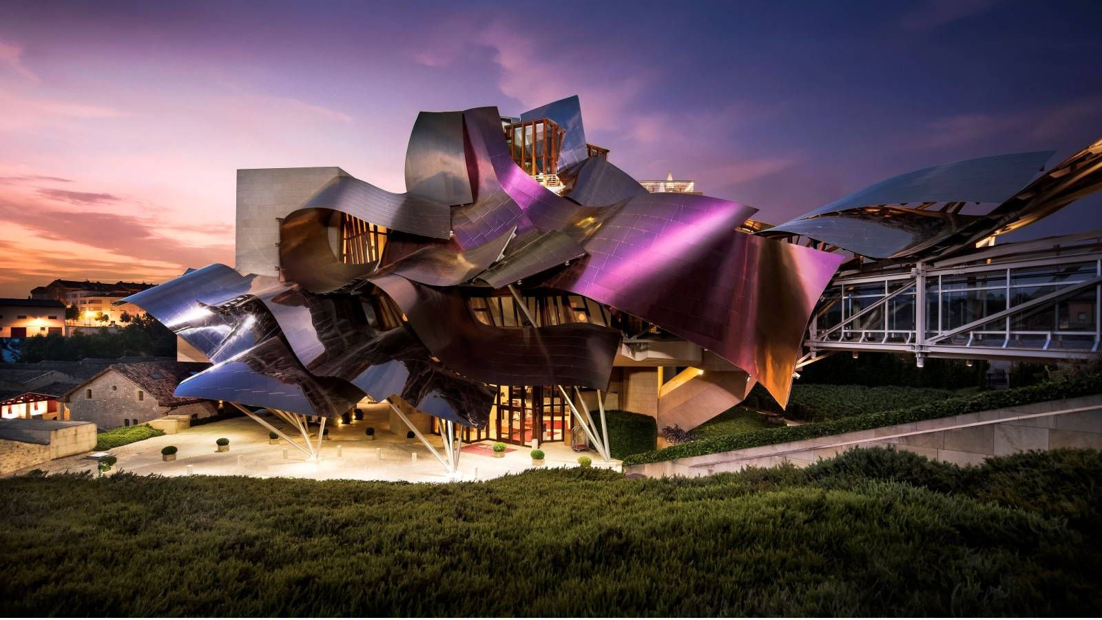 El hotel Marqués de Riscal (Elciego, Álava) es una obra de arte vanguardista situada entre grandes campos de viñas. Está diseñado por el arquitecto canadiense Fran Gehry y desde luego que no nos deja indiferentes.