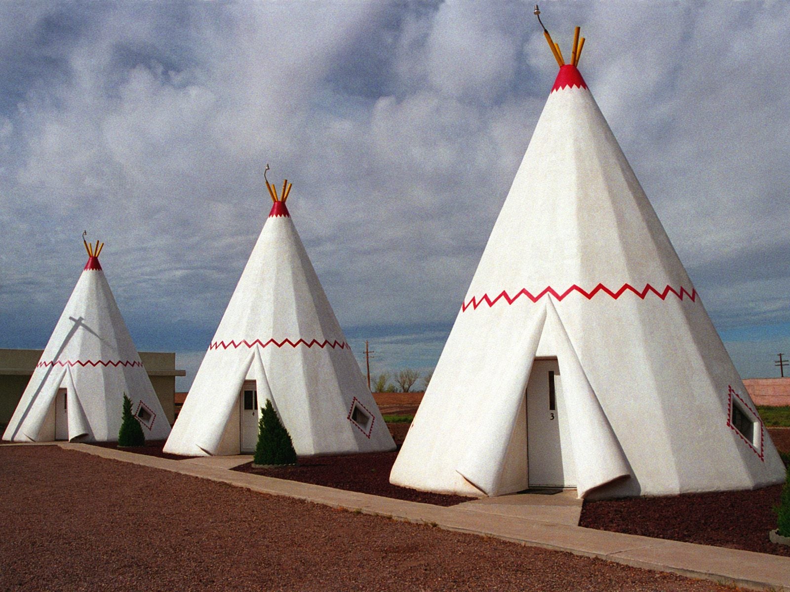 Para los amantes de la Ruta 66 estadounidense el motel Wigwam es una parada obligatoria para echar unas fotos y por qué no para alojarse. No se trata de un alojamiento lujoso ni con un servicio especial, pero estarás dentro de una tienda india con ese aire desértico y esas carreteras infinitas.