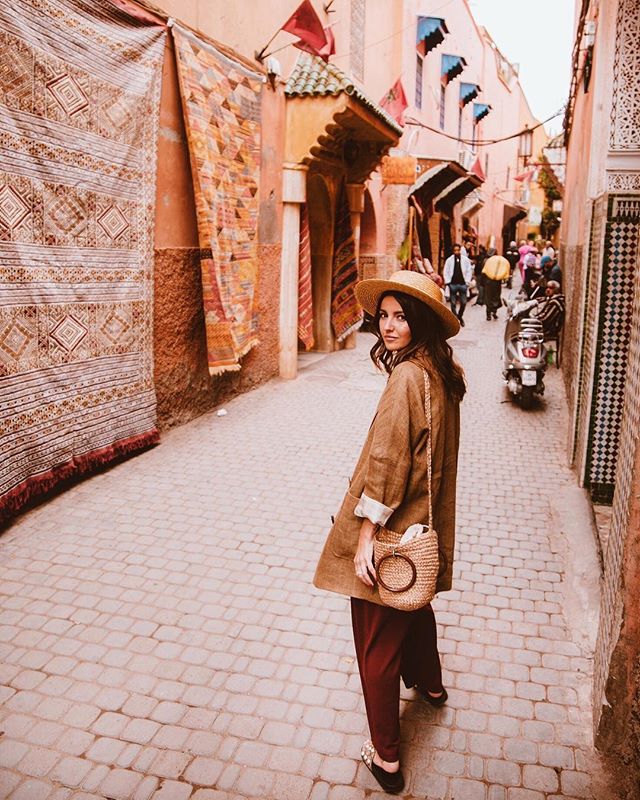 Es hora de estrenar las cestas de nueva temporada. Lovely Pepa la combina con un pantalón de pinzas, chaqueta de lino y sombrero