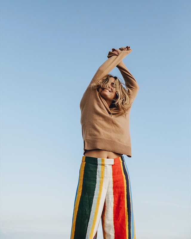 Lucy Williams ya se ha atrevido con unos pantalones de rayas de lino. Eso sí, para no acabar resfriada los combina con un jersey beige