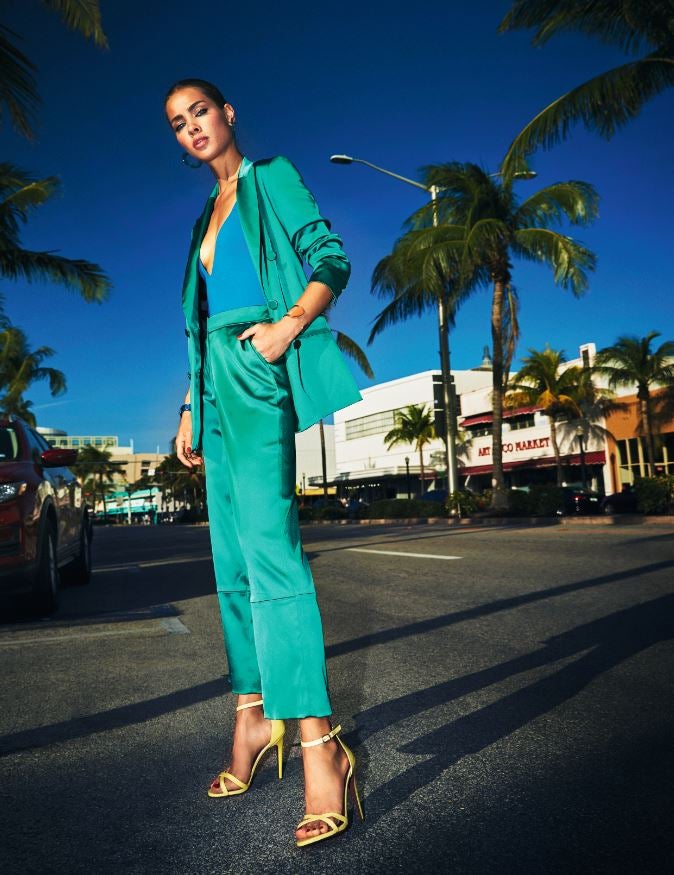 Traje de Uterqüe con bañador de Eres. Sandalias de ürsula Mascaró; reloj de Tous; brazalete de Agatha Paris; y pendientes de Gloria Ortiz para El Corte Inglés