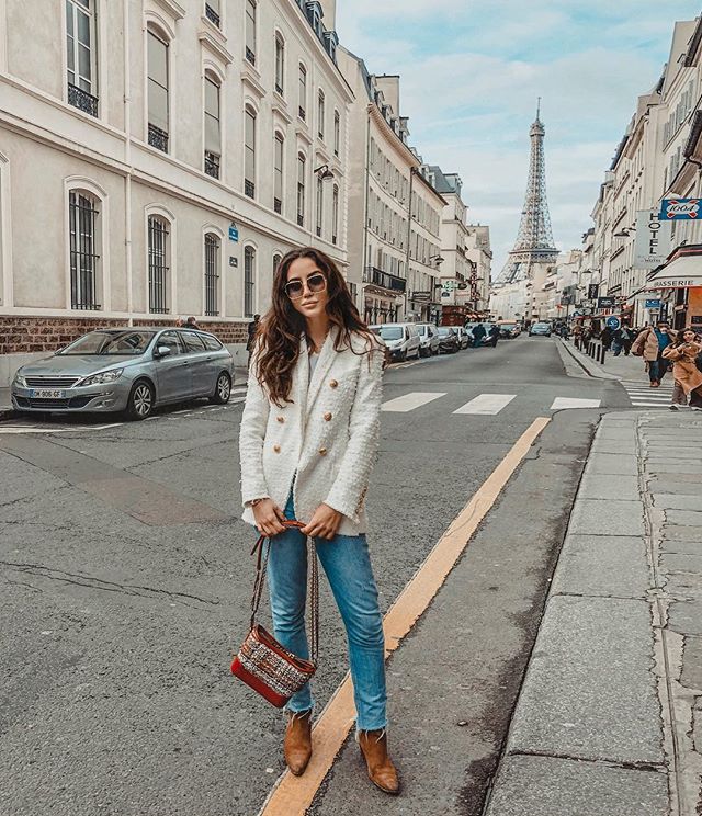 El tweed, atemporal y elegante, se tiñe de blanco en los primeros días de primavera