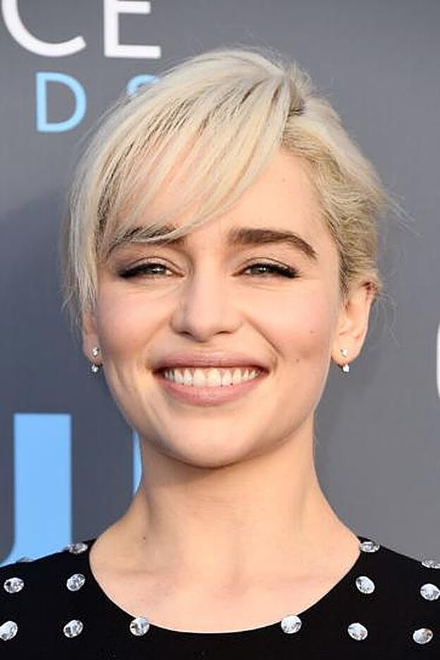 Emilia Clarke luce el rubio polar, uno de los tonos de la primavera.