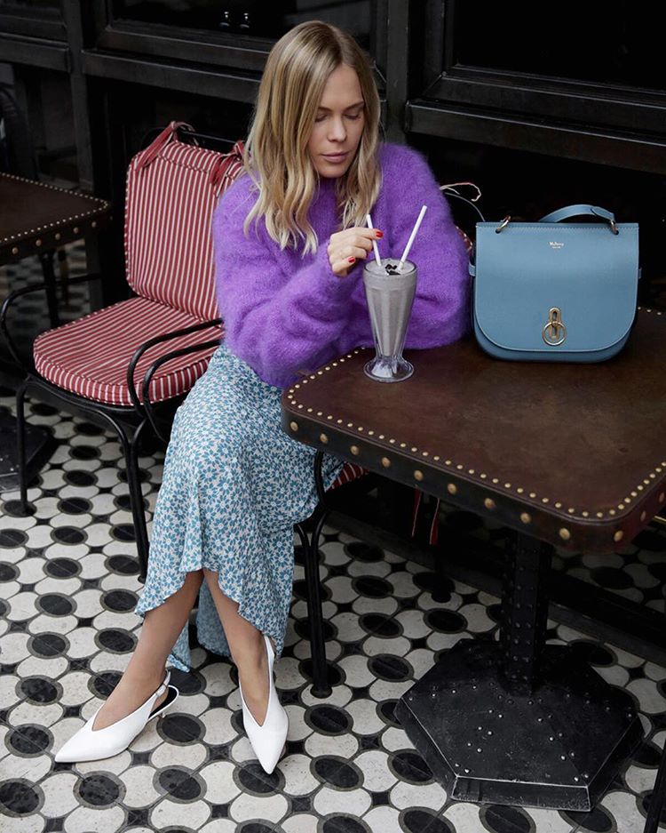 Jessie Bush ha sido una de las primeras en lucir un vestido estampado con zapatos blancos destalonados y jersey de punto de color lila