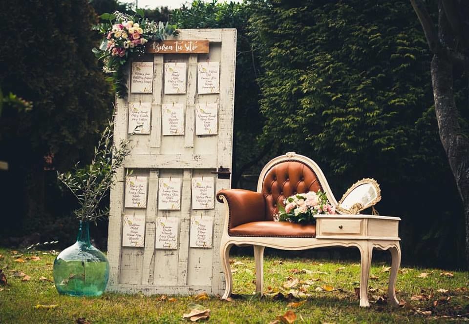 ¿No os parece maravillosa y súper elegante esta idea para montar la organización de las mesas de una boda de estilo vintage con toques rústicos?