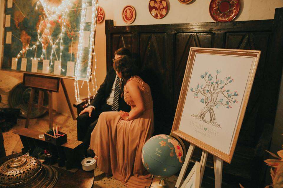 Esta opción es perfecta para una pareja de novios al que le encanta viajar. Unas maletas de los años 60 y unas bolas del mundo es todo lo que necesitan.