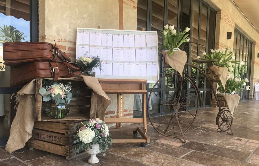 Esta opción es perfecta para una pareja de novios al que le encanta viajar. Unas maletas de los años 60 y unas bolas del mundo es todo lo que necesitan.