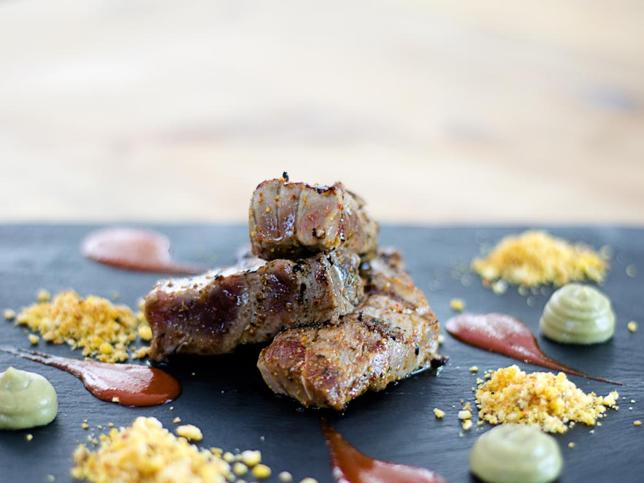 Con polvo de maíz y crema de aguacate.