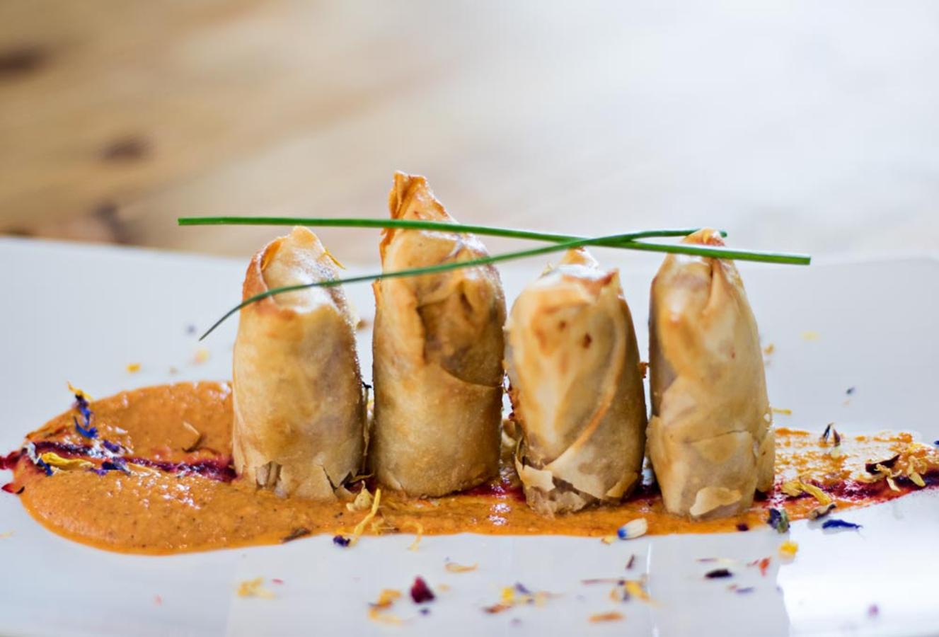 Con salsa de tomate e hinojo asado.