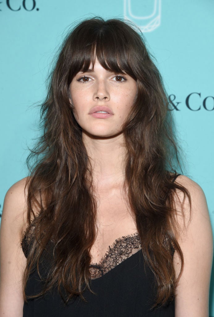 La modelo, musa de Giambattista Valli y Michael Kors, demuestra que es posible llevar flequillo con una melena rizada. Siempre que no sea necesario usar una plancha para alisarlo, claro está.