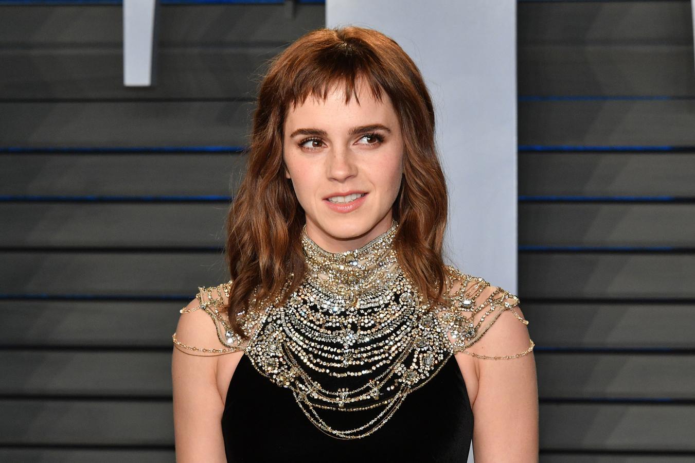 Emma Watson ha sido una de las famosas en sumarse a la tendencia del microflequillo o Baby Bangs. Según nos cuenta el estilista  Eduardo Sánchez , "es especialmente favorecedor en melenas desestructuradas y no especialmente largas". La actriz lo lleva con un long bob.