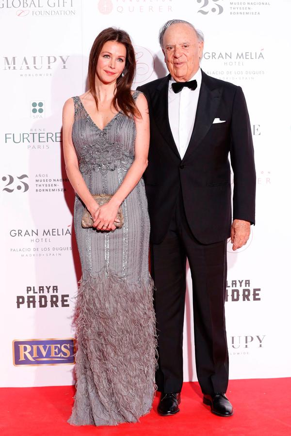 El marqués de Griñón posa con su mujer, Esther Doña, en la alfombra roja de la Global GIft Gala Madrid.