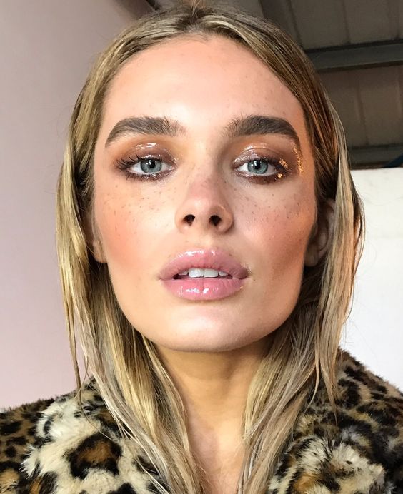 No falla: una temporada más, el 'look' mojado reaparece en primavera. Pero, esta vez, con una dificultad añadida. Ahora que ya dominamos la técnica de las melenas 'wet', aumenta la complicación con la aparición de los “glossy eyes”, el efecto mojado en los ojos. Hasta el momento, lo hemos visto como sofisticación para la noche en las brochas de los maquilladores de las estrellas. Este verano, sin embargo, amenaza con convertirse en la estrella del 'make up' de día. Fresco, fresco.