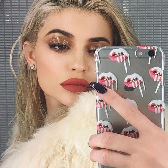 Las que más y mejor han lucido los “glossy eyes” son las hermanas Kardashians, aficionadas al más difícil todavía en cuestión técnica. Las mejor practicante de la tendencia ha sido Kylie, la reina maga de la cosmética. Lo ha llevado en su versión sofisticada, para la noche y con mucho brillo. Kourtney también acude mucho al efecto mojado. Esta versión hiperproducida es la que vienen ensayando los maquilladores profesionales para sus exclusivas clientas. En su salto a la calle, las reglas cambian.
