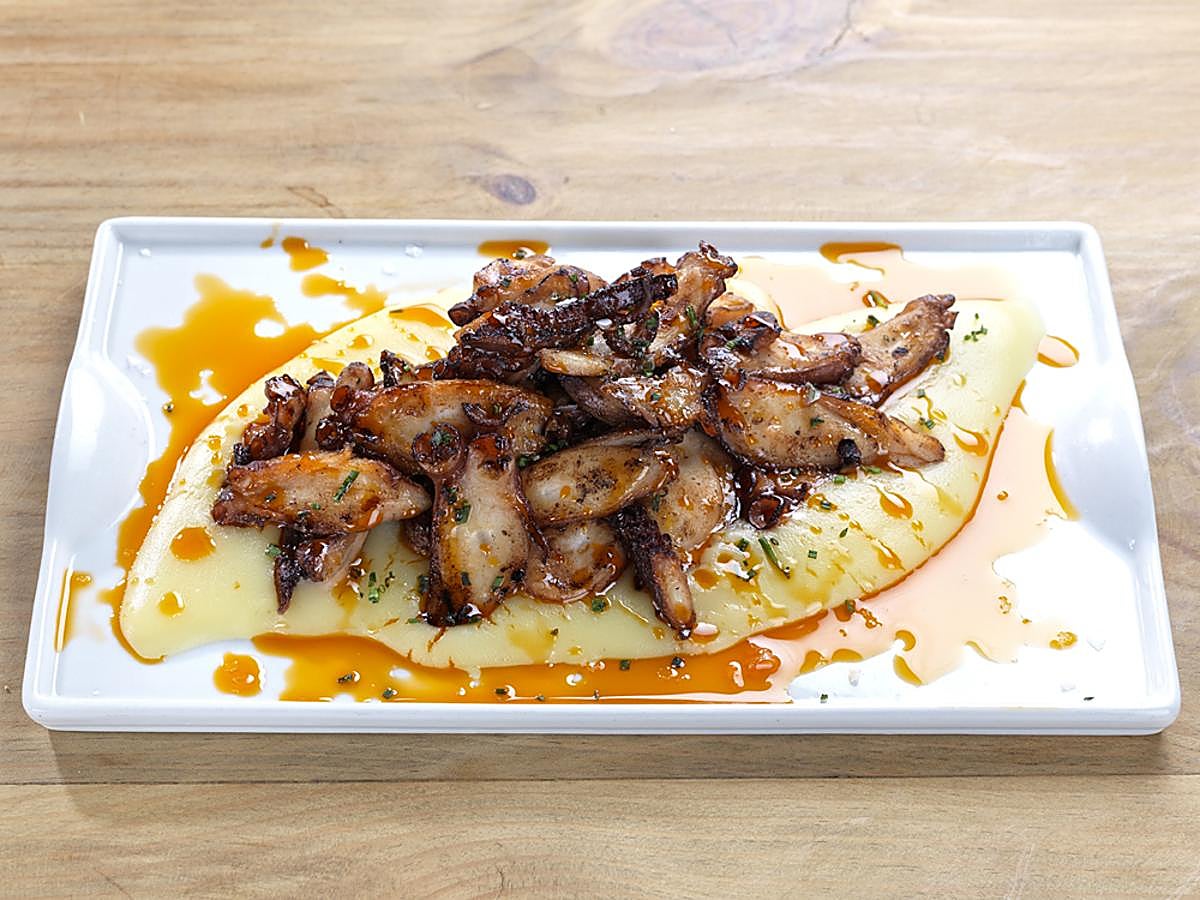 A la brasa sobre crema de patata y aceite de pimentón.