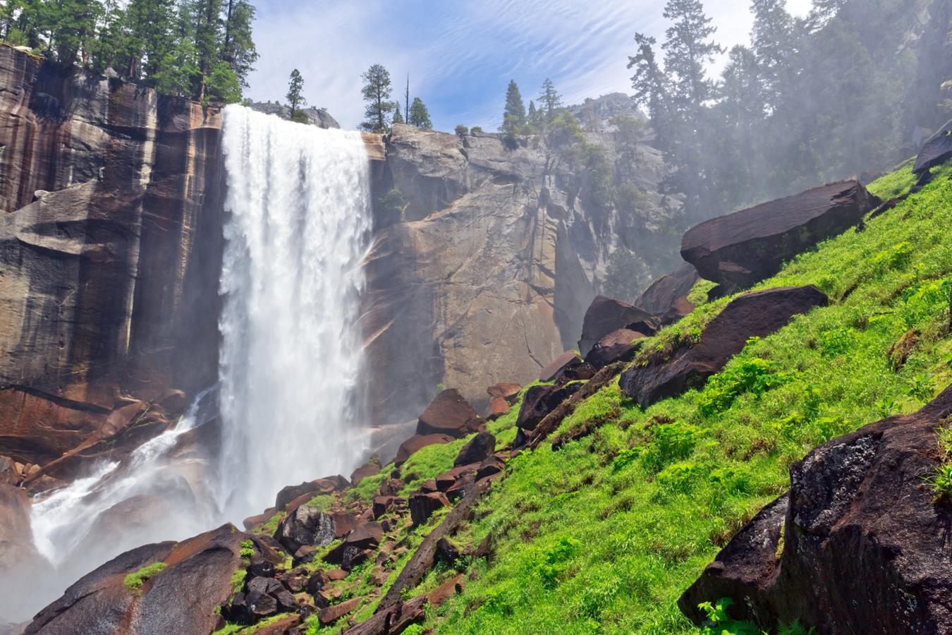 Si visitas el Parque Nacional de Yosemite, uno de los más impresionantes de Estados Unidos, no dudes en hacer el camino (algo exigente) hasta la Catarata Vernal: es posible que la cuesta arriba se te haga un poco dura si no estás en plena forma, pero la vista merece la pena, y la experiencia de pasar por detrás de este sobrecogedor salto de agua, indescriptible.