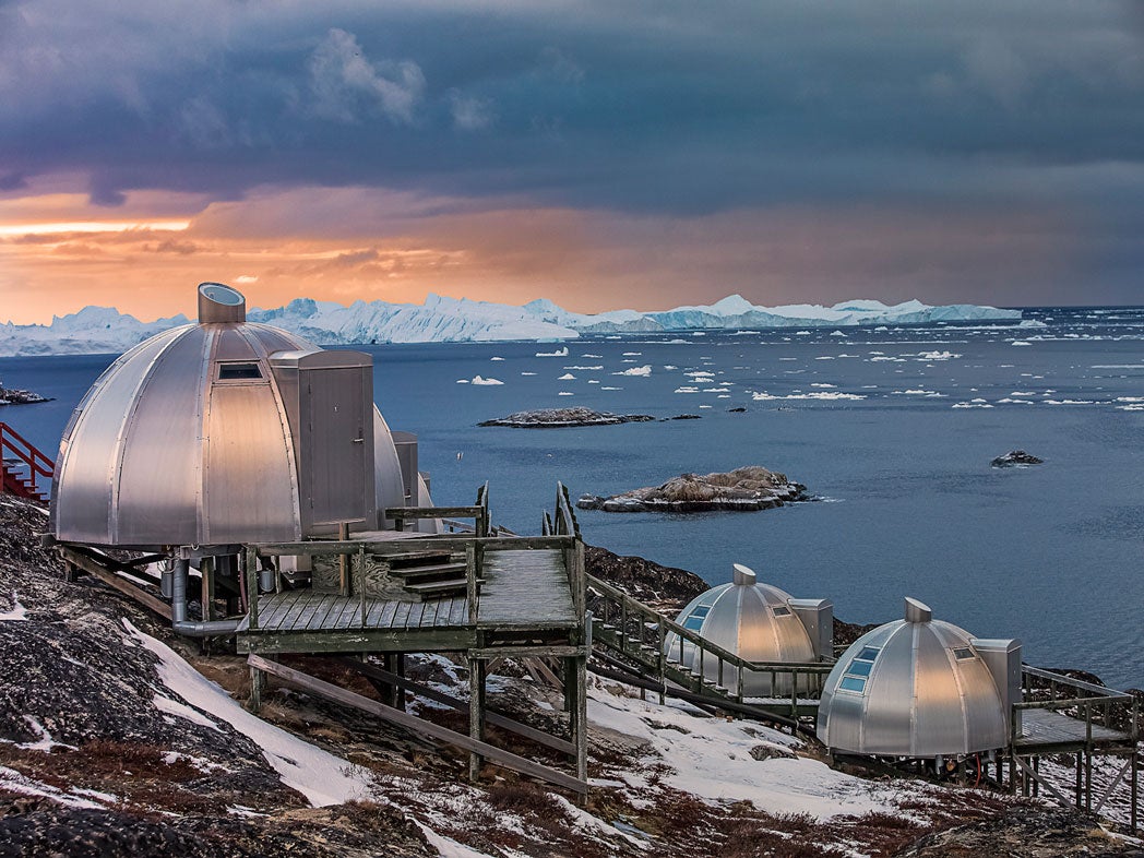 Este hotel de 4 estrellas se encuentra en el fiordo helado de Ilulissat, declarado Patrimonio de la Humanidad de la UNESCO, en la zona oeste de Groenlandia. Sus habitaciones tienen vistas a los icebergs que flotan en el fiordo y están decoradas con obras de artistas locales. Gracias a sus ventanales, es un lugar ideal para ver las auroras boreales.