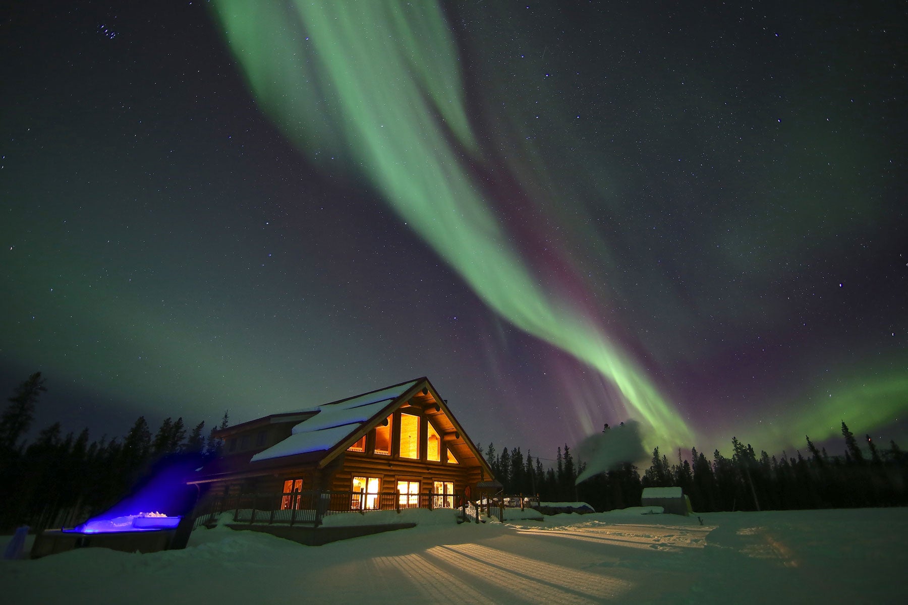 Whitehorse (en Canadá) es un lugar perfecto para ver auroras boreales en las noches de invierno despejadas. El Northern Lights Resort & Spa, a 25 minutos en coche al sur del centro de la ciudad, ofrece habitaciones con una decoración tradicional, un spa y centro de bienestar.