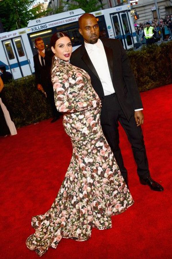 De nuevo Givenchy le sirve a Kim el 'look' perfecto para no pasar inadvertida en la anual Gala del Instituto de la Moda del Metropolitan Museum of Art's de Nueva York (la famosa Gala del Met). El tema de la edición era el movimiento punk y su influencia en la moda. Embarazada de ocho meses, Kim se salgó el 'dress code' a la torera: bastante punk era ya acudir a punto de dar a luz.