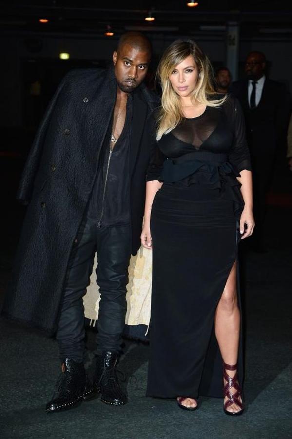 Una nueva temporada en París, vuelve a merecer la visita de Kim y Kanye , convertidos ya en fijos en los desfiles de Givenchy, su marca de cabecera. Solo habían pasado tres meses desde el parto de North, pero Kim no quiso perderse ninguna ocasión de lucir curvas. Además, ya estaba en camino a su primera gran mutación capilar: el rubio.