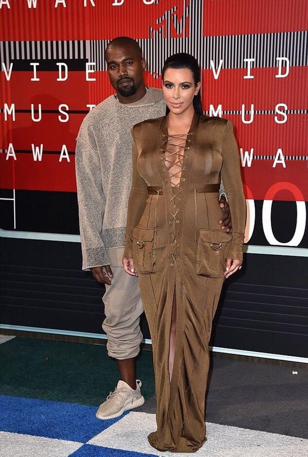 Como siempre que está embarazada, Kim no pospone ningún evento ni cita. Aquí la vemos embarazada de Saint West, con un vestido de Balmain y en los MTV Video Music Awards.