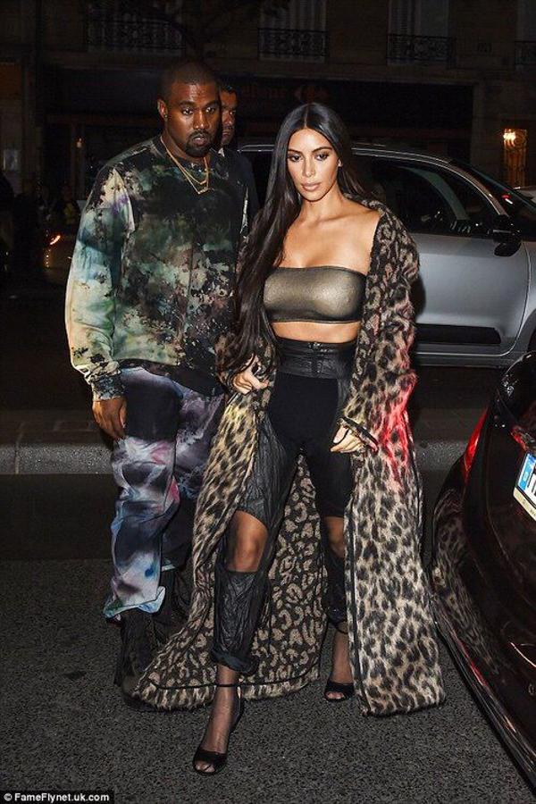 Vemos aquí la mano que mece la cuna del estilo de Kim: este estilismo es Kanye cien por cien. El top bandana es hoy un clásico en el armario de la gran Kardashian, y los pantalones, una versión del clásico vaquero deconstruido, la típica pieza interesante que le gusta al rapero. Sobre todo, un abrigo estampado con un print animal. Estilazo.