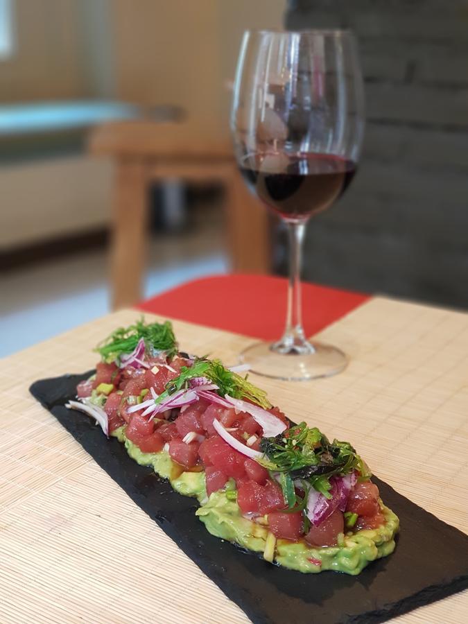 Sobre cama de guacamole, con algas wakame.