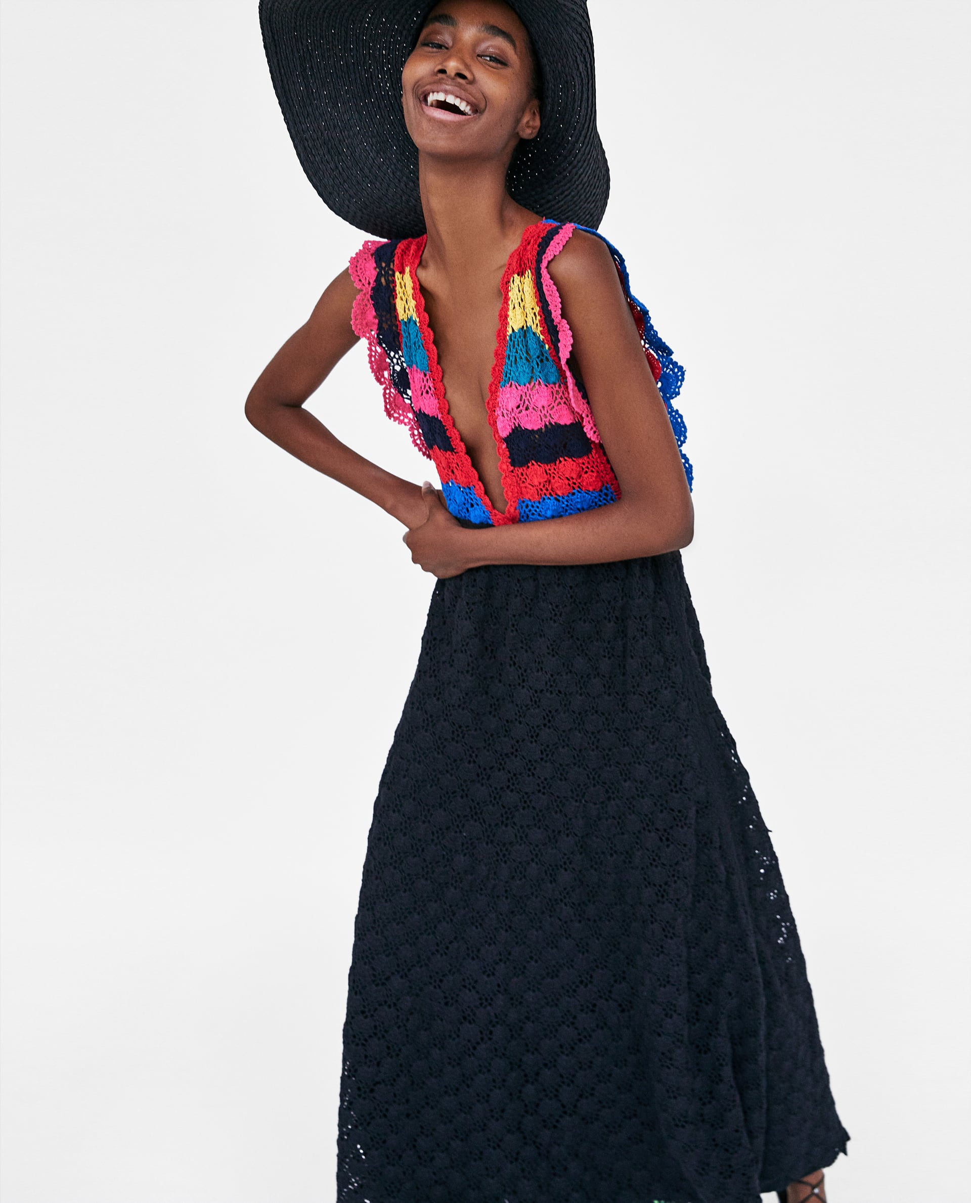 Reconocemos que es ver las palabras 'limited edition', y desear ese 'algo' con muchas fuerzas. Pero, si además, es un vestido tan maravilloso como este, lleva el sello de Zara y cuesta menos de 50 euros... ¿Quién puede resistirse?