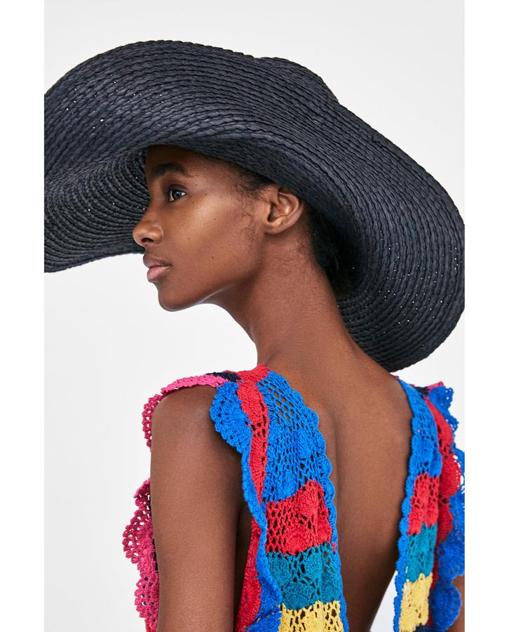 En Zara nos proponen combinarlo con una de sus pamelas maxi de rafia, una apuesta 'muy Jacquemus' que nos tiene fascinadas, y que será una opción perfecta para un look de invitada de día en una boda en la playa, por ejemplo.