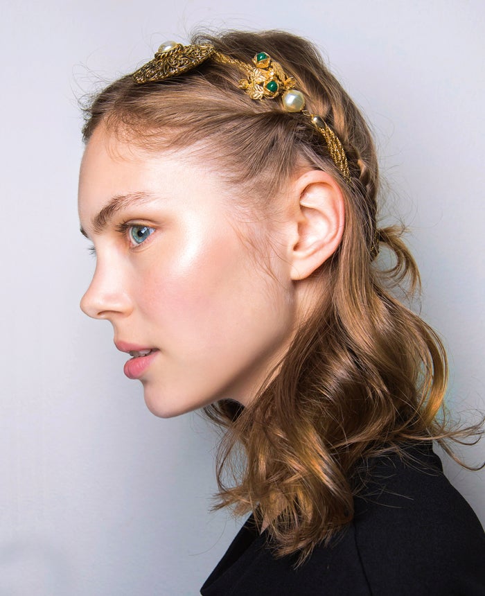 La luz en el rostro tiene un ligero toque frosted, cierta inspiración holográfica y mucho de acabado dewy, glossy y jugoso. Con perfiles que parecen tener luz propia, como en Atena Re.