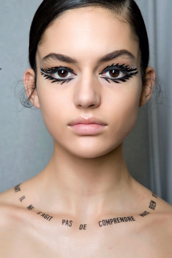 Los grafismos saltan de las camisetas y las protestas callejeras al rostro. Y lo hacen en forma de palabras, estrellas o dibujos. En la alta costura de Dior adornaban cuellos y destacaban miradas.