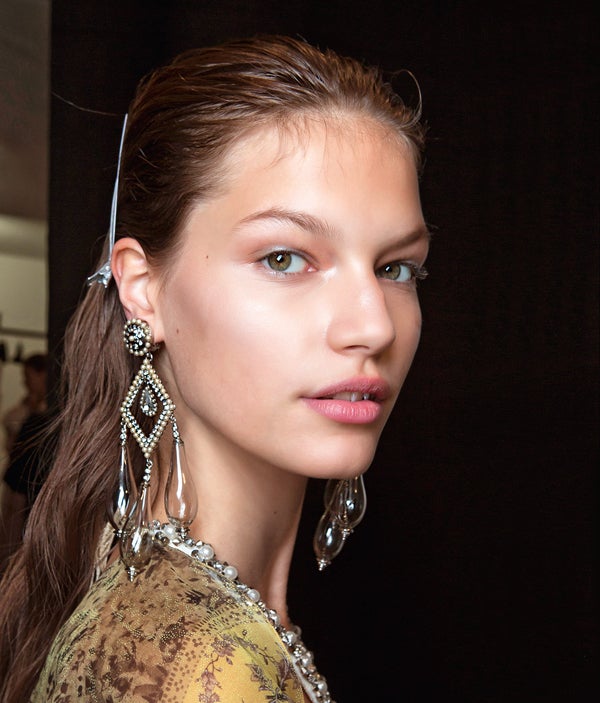 Es el truco definitivo para una mirada despierta y unos ojos más grandes: un toque de iluminador en la esquina interior del ojo, justo alrededor del lagrimal. Marlk Carrasquillo lo ha puesto como prioridad en Etro.