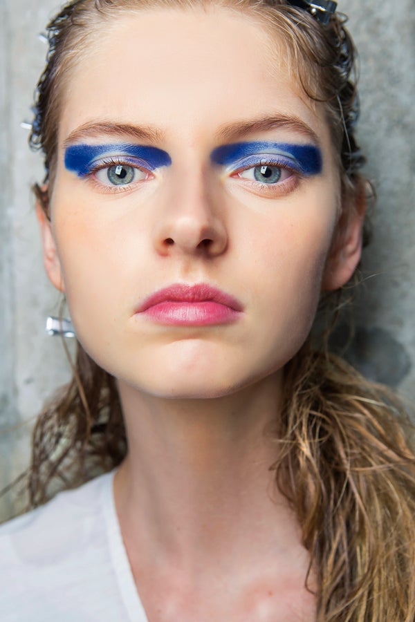 ¿Colores difíciles? No existen. El azul intensifica la mirada. Ya sea en trazo arty, como Pat McGrath lo ha imaginado en Marni y en Byblos, o con forma de eyeliner del color del cielo y la intensidad del mar, como en Manish Arora.