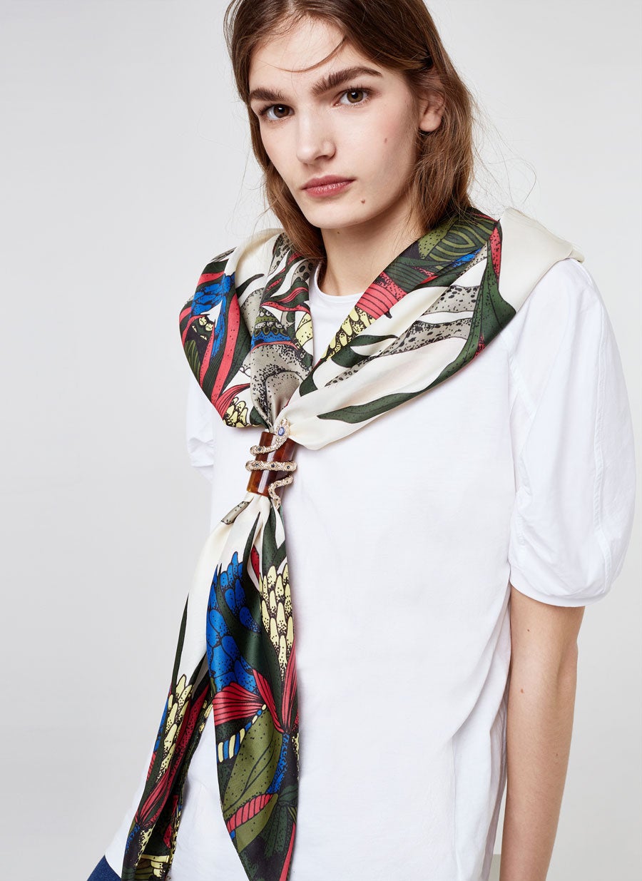 Pañuelo de animales Paradise de Uterqüe: 49 euros.