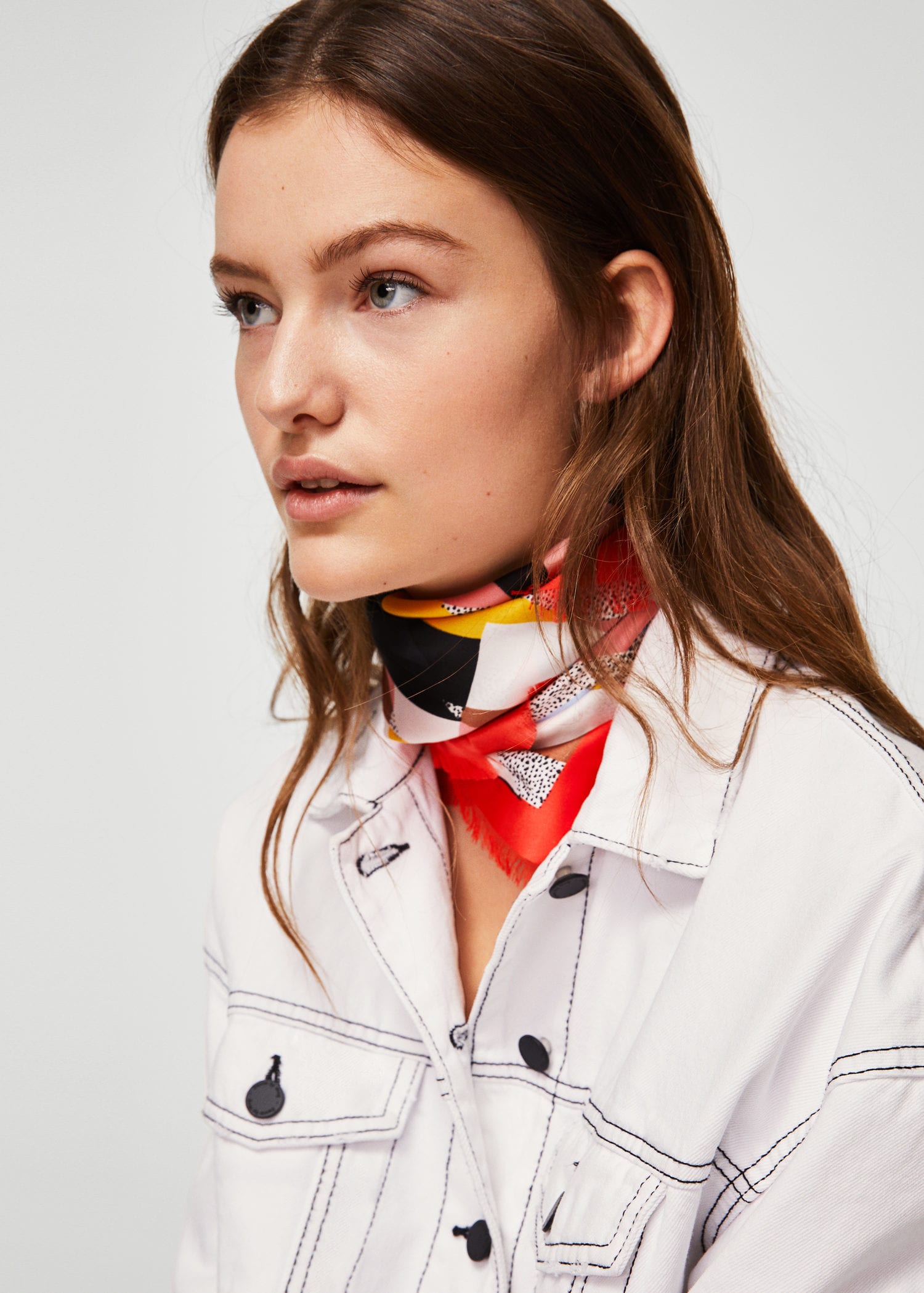 Pañuelo estampado multicolor de Mango: 19,99 euros.