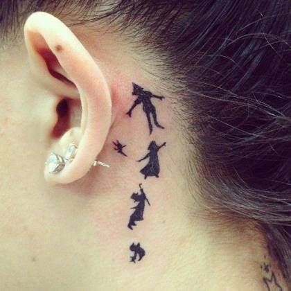 Pequeño e incluso discreto. aunque sea en la cabeza, no siempre es un tatuaje que tenga que verse. Y estas diminutas sombras de 'Peter Pan' nos parecen un acierto.