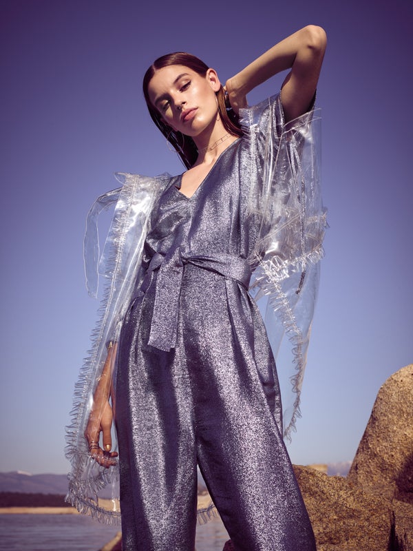 Chubasquero de Chanel con un mono de lúrex de Stella McCartney Choker y anillos de Market Place New York y aros de Tous.