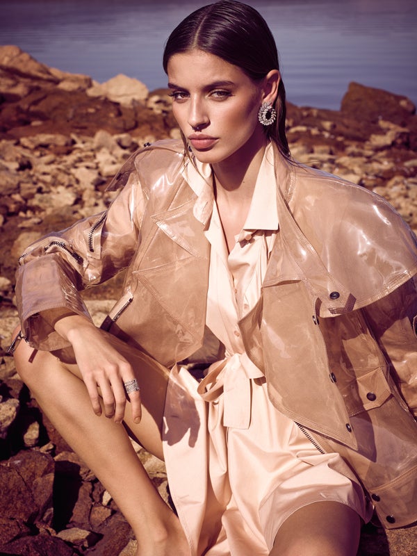 Chaqueta plastificada y vestido camisero, ambos de Valentino.Los aros son de Suarez y el anillo, de Aurélie Bidermann