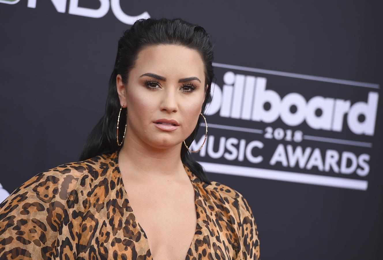 Demi ha tenido que responder en varias ocasiones a las críticas que ha recibido por unas imágenes en las que se podía apreciar que la cantante había subido de peso durante su proceso de rehabilitación. Los comentarios negativos no se hicieron esperar y muchos medios de comunicación utilizaron su subida de peso para encabezar los titulares de manera despectiva. "Estoy molesta de que la gente crea que está bien hacer titulares respecto a la figura corporal, sobre todo de una mujer que ha sido muy abierta sobre el desorden alimenticio que sufrió". "Demasiadas personas hoy basan su peso corporal ideal en lo que OTROS nos dicen que debemos lucir o pesar. Artículos como estos solo contribuyen a esa forma de pensar tóxica. Soy más que un titular sobre la forma de mi cuerpo”, recriminó.