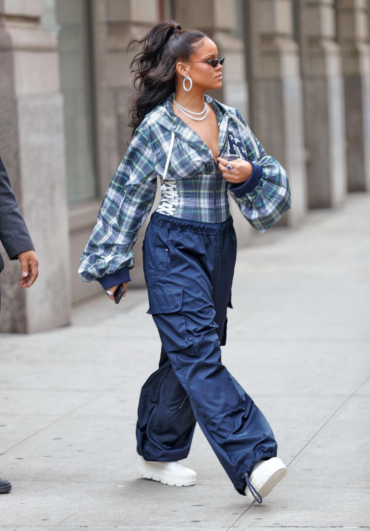 La cantante Rihanna es una de las famosas más criticadas por su peso en las redes sociales, incluso ha recibido críticas de personas muy famosas como el rapero Gucci Mane. Ella  supo ponerle en su lugar  a tiempo y así demostró que las mujeres no necesitamos ser analizadas.