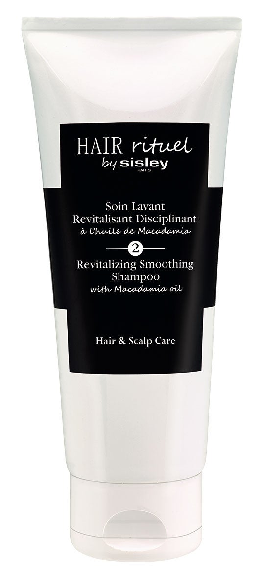 Tu melena es el nuevo objetivo de Sisley, una firma cosmética conocida por sus tratamientos de lujo basados en los mejores extractos de la naturaleza. Así que con ellos un champú no podía ser solo un champú. De hecho, sus propuestas de limpieza de cabello actúan, en realidad, como una buena crema que te aplicas en el rostro: contienen activos para solucionar los problemas, nutrientes para resolver todas las carencias y tecnología para mejorar la salud y la apariencia de tu pelo.