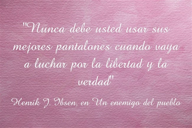 Las obras de Henrik Ibsen tienen un trasfondo de crítica social. En concreto en 'Un enemigo del pueblo' se expone el riesgo de que la democracia degenere en demagogia y sobre el precio que paga quien dice a viva voz eso que la mayoría niega. Una obra sobre el coste de airear la verdad cuando es odiosa.
