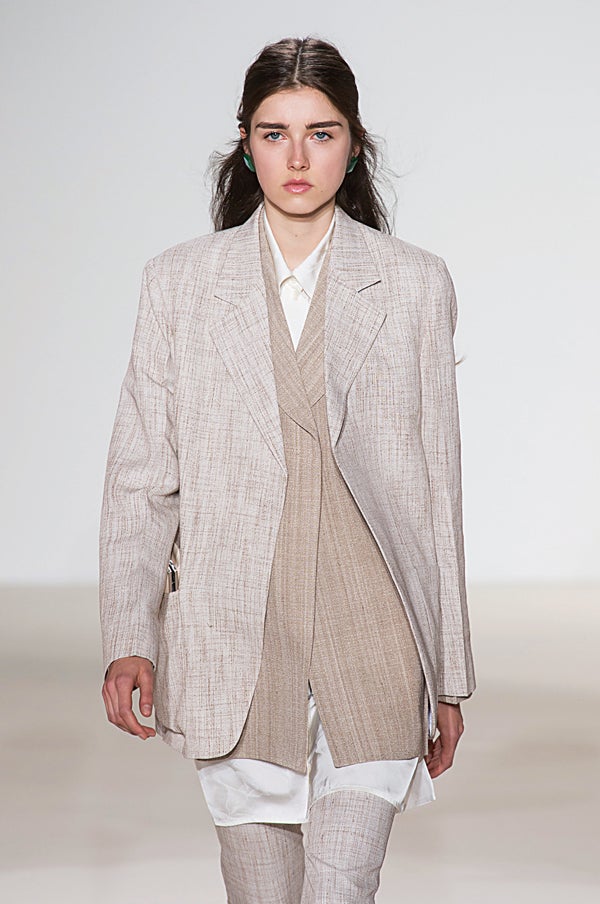 Elegidos con acierto para cada prenda. Le gustan los naturales (apenas hay fibras sintéticas en su archivo) con cierto aire vintage. Esta primavera, organza, lana fría...