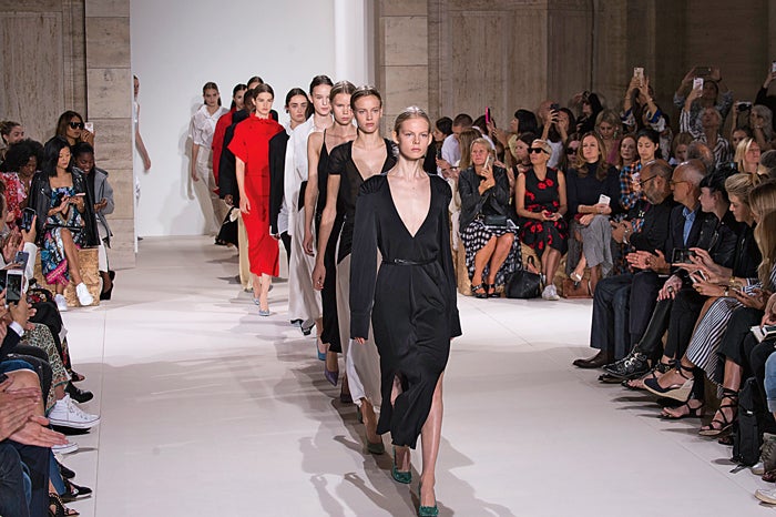 Desde el primero en el hotel Waldorf Astoria, cuida las localizaciones con mimo: galerías de arte en Chelsea (ella presentaba los diseños uno por uno), Wall Street, mansiones en la Quinta Avenida...