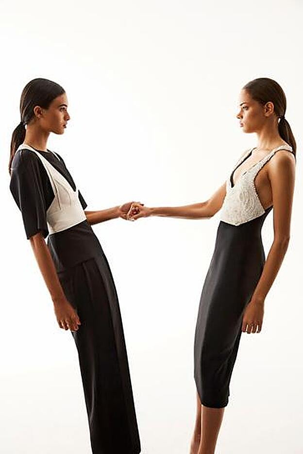 Blanco y Negro. La pareja perfecta en siluetas fluidas con superposiciones por Narciso Rodriguez.