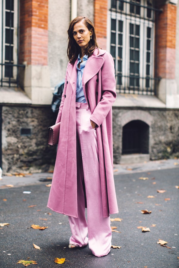 Una versión del traje. Una novedad del "trench" 2018 es el color. Para el día, llévalo con un pantalón cómodo y unos mules.