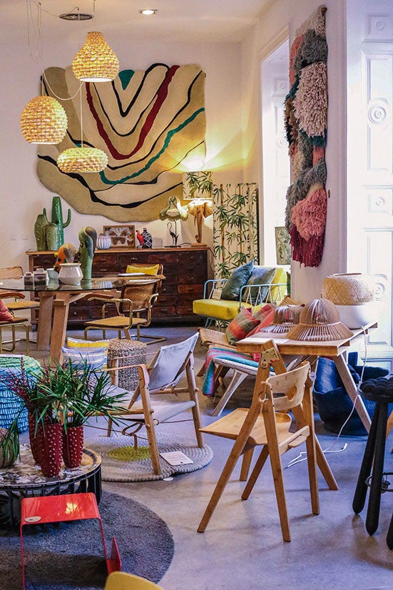 Una concept store en el barrio de Malasaña, que muestra el trabajo de pequeños artesanos y donde, además, puedes comer. www.elparacaidista.es.