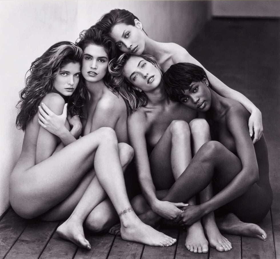 Inolvidable retrato de grupo con Stephanie Seymour, Cindy Crawford, Christy Turlington, Tatjana Patitz y Naomi Campbell. Va enmarcada, firmada y datada y forma parte de una edición de 25 copias, selladas en la parte posterior. Tomada en 1989, mide 47x50,8 centímetros y podría alcanzar los 70.000 dólares en subasta. Herb Ritts.