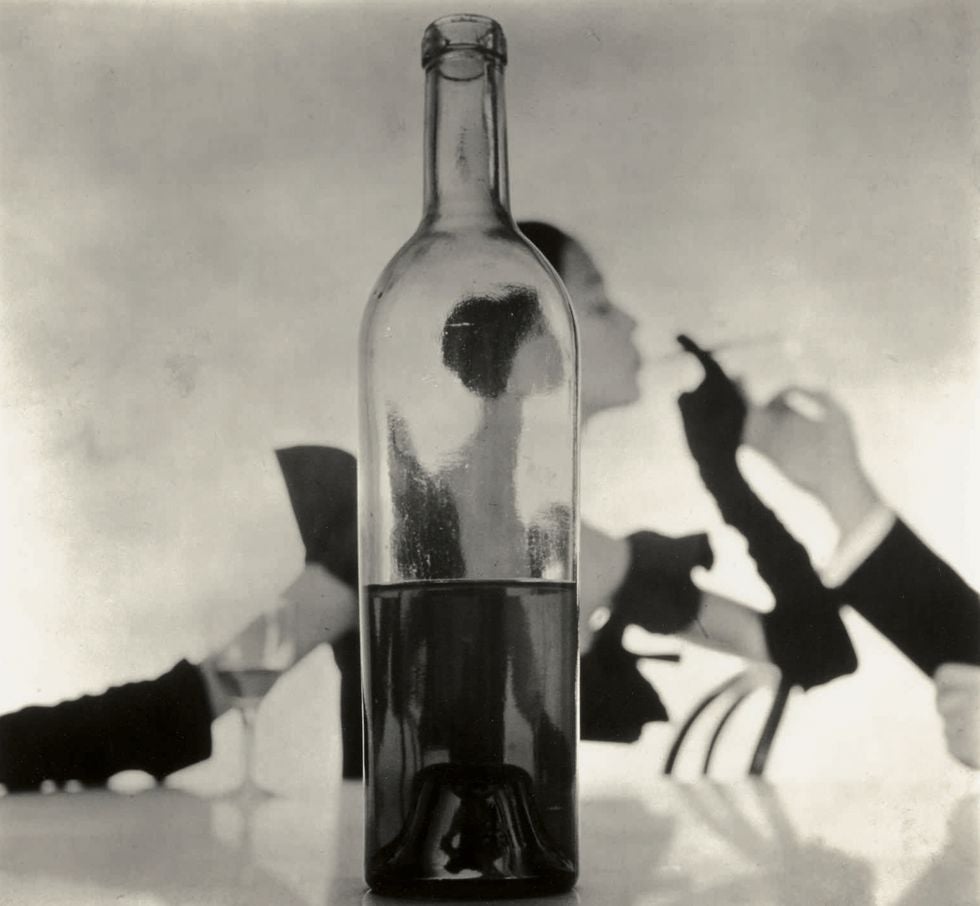 Una obra maestra clásica, “Man Lighting Girl's Cigarette (New York)” (“Hombre encendiéndole un cigarro a una chica (Nueva York)”), fue tomada en 1949, pero la copia es de 1983, una de las ocho que salieron del original.Mide 48,6x51,4 centímetros y su precio estimado en subasta podría llegar a 100.000 dólares. Irvin Penn.